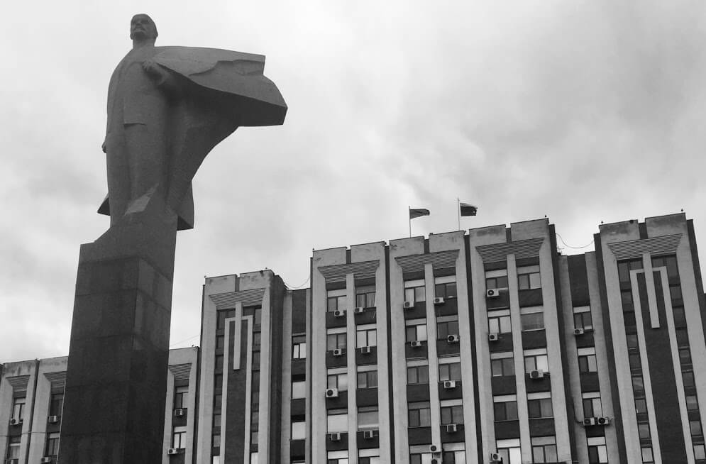 statue of Lenin in front of Tiraspol government building