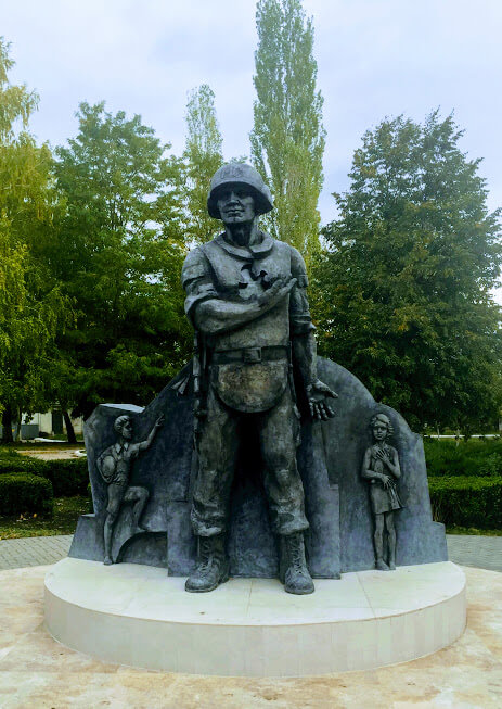 Statue of a Russian soldier with two Transnistrian children