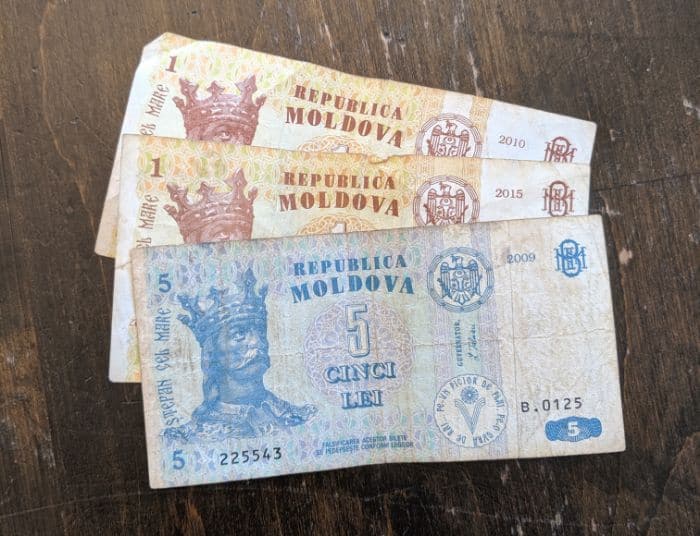 5 Moldovan Lei notes