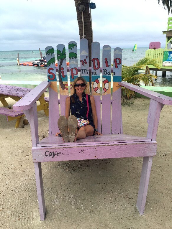 Guide de voyage pour femme en grande chaise surdimensionnée Caye Caulker