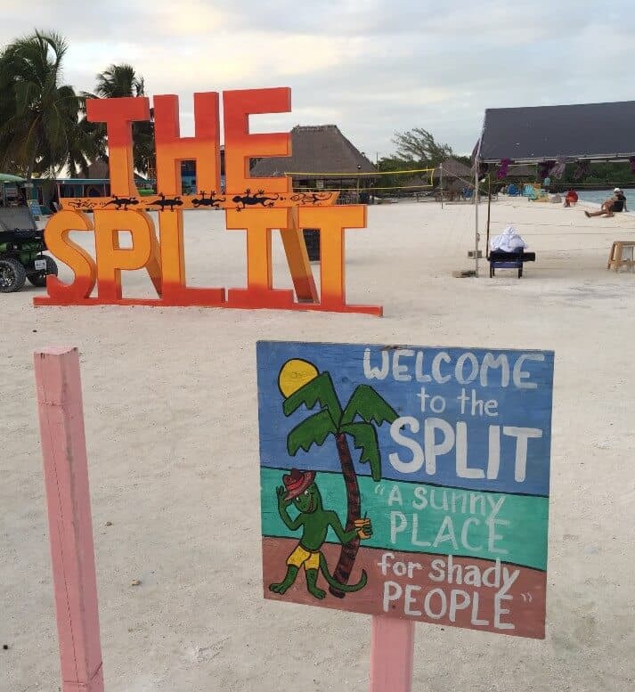 Riesen "The Split" orange Zeichen auf Caye Caulker"The Split" orange sign on Caye Caulker 