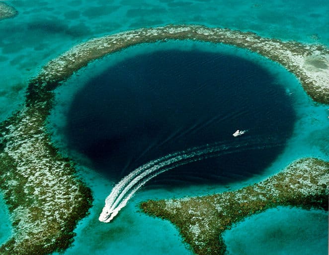 zone bleue dans le récif avec des bateaux à l'intérieur de la vue aérienne