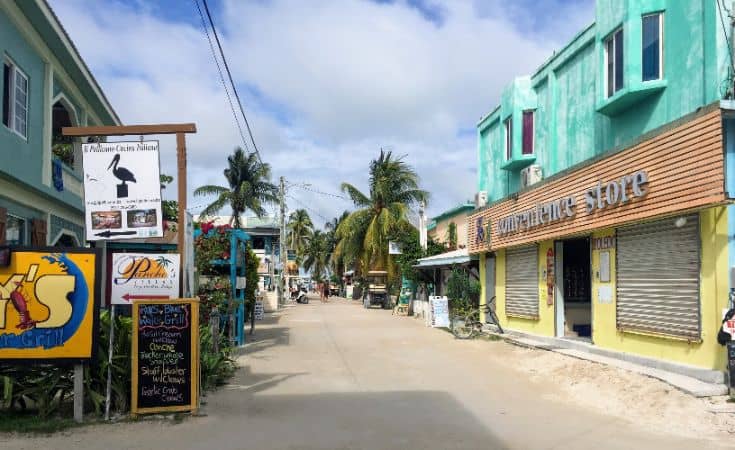 rue de sable avec des magasins des deux côtés