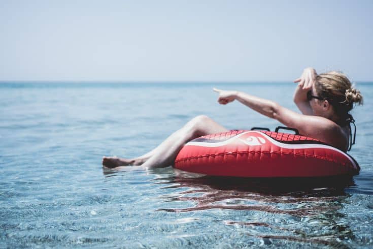 woman on innertube pointing