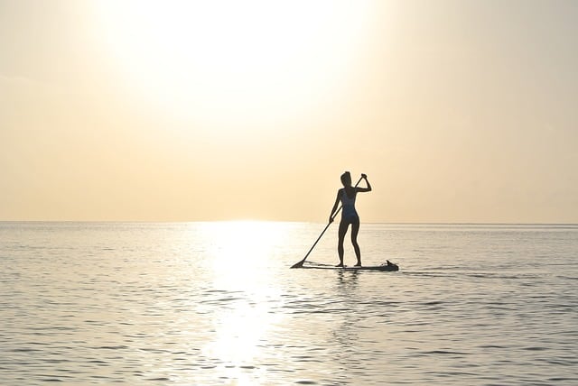 femeie pe paddleboard